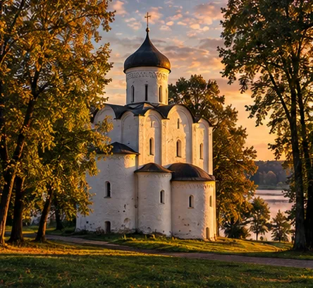 Белый одноглавый собор среди деревьев